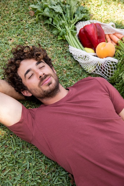 Nahaufnahme eines jungen Mannes, der nach dem Einkaufen eine Pause macht