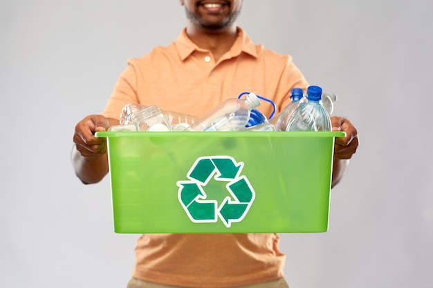 Nahaufnahme eines jungen Mannes, der Plastikabfälle sortiert