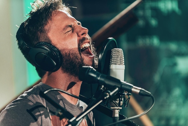 Nahaufnahme eines jungen Mannes, der singt
