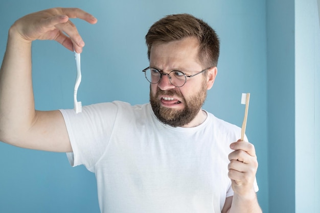 Foto nahaufnahme eines jungen mannes mit thermometer