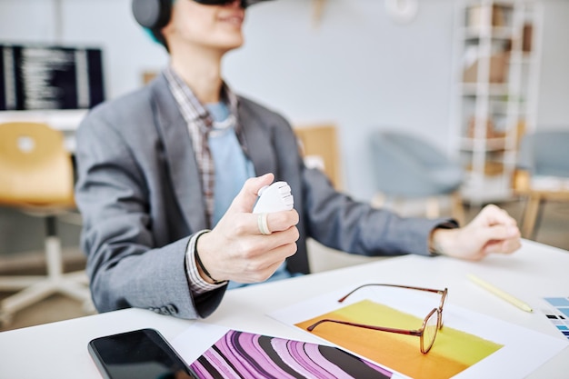 Nahaufnahme eines jungen Mannes mit VR-Headset und Controller in der Hand