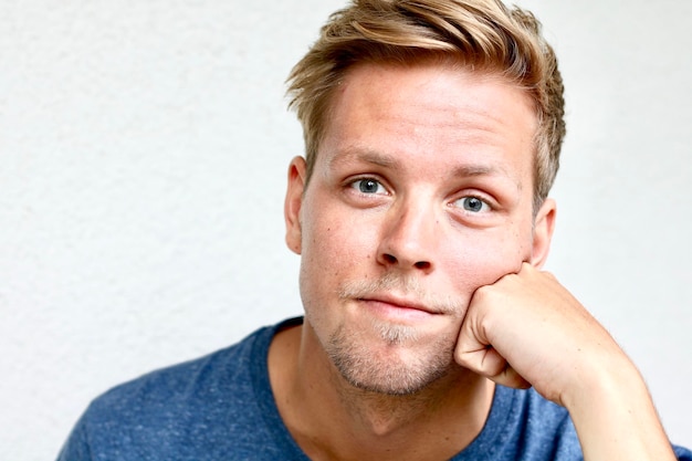 Nahaufnahme eines jungen Mannes vor weißem Hintergrund