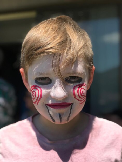 Foto nahaufnahme eines jungen mit make-up