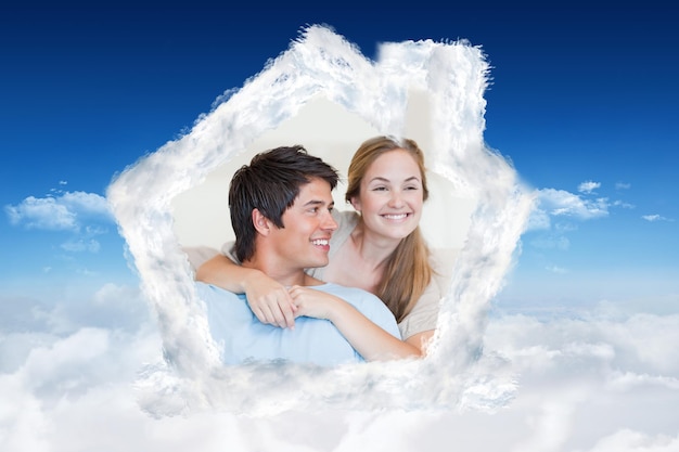 Nahaufnahme eines jungen Paares, das sich über den Wolken gegen den strahlend blauen Himmel ausgibt