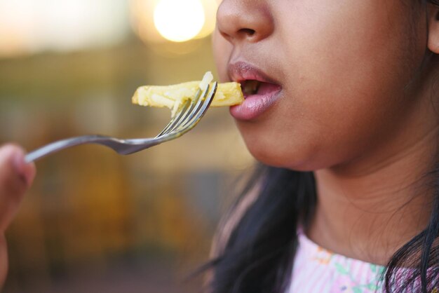 Nahaufnahme eines Kindes, das Pommes frites isst