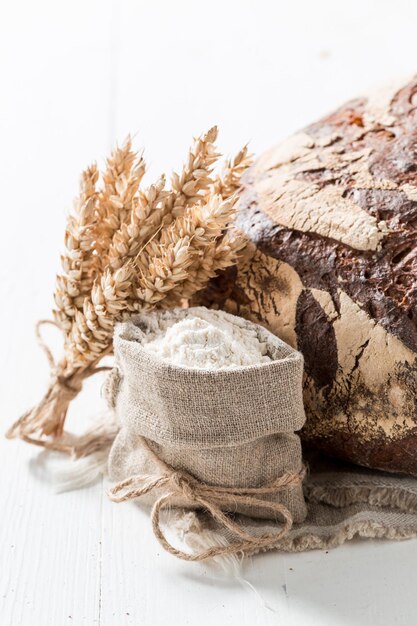 Foto nahaufnahme eines köstlichen brotlaibs mit vollkornprodukten