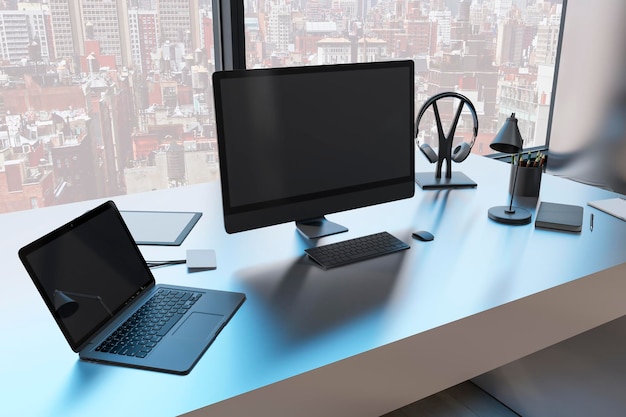 Nahaufnahme eines kreativen Designer-Arbeitsplatzes mit leerem schwarzem Mock-up-Computermonitor-Laptop und Zubehör in einem modernen Büro mit Fenster und Panoramablick auf die Stadt 3D-Rendering