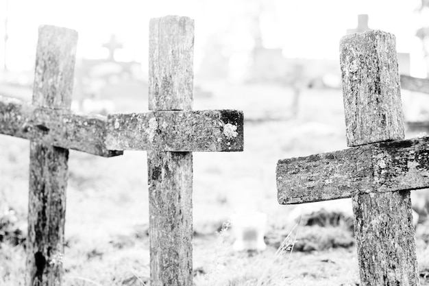 Nahaufnahme eines Kreuzes auf einem Friedhof