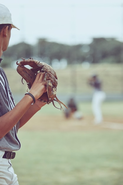 Nahaufnahme eines Krugs, der ein Baseballspiel spielt Sportspieler in Aktion, um den Ball zu einem Schlagmann zu werfen Leistungssportler bei einem Baseballspiel in einem Stadion zwischen zwei Mannschaften