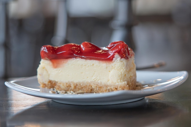 Nahaufnahme eines Kuchenstücks auf einem Teller auf dem Tisch