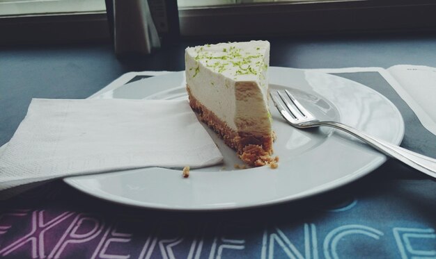 Foto nahaufnahme eines kuchenstücks, der im café auf dem tisch serviert wird