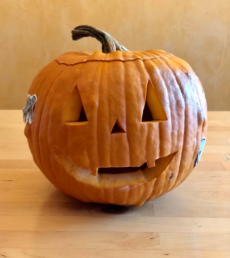 Foto nahaufnahme eines kürbisses auf holz während halloween