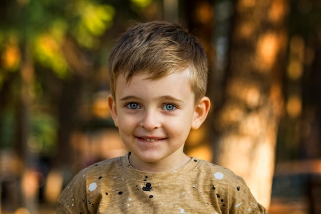 Nahaufnahme eines lächelnden Jungen, der im Freien steht