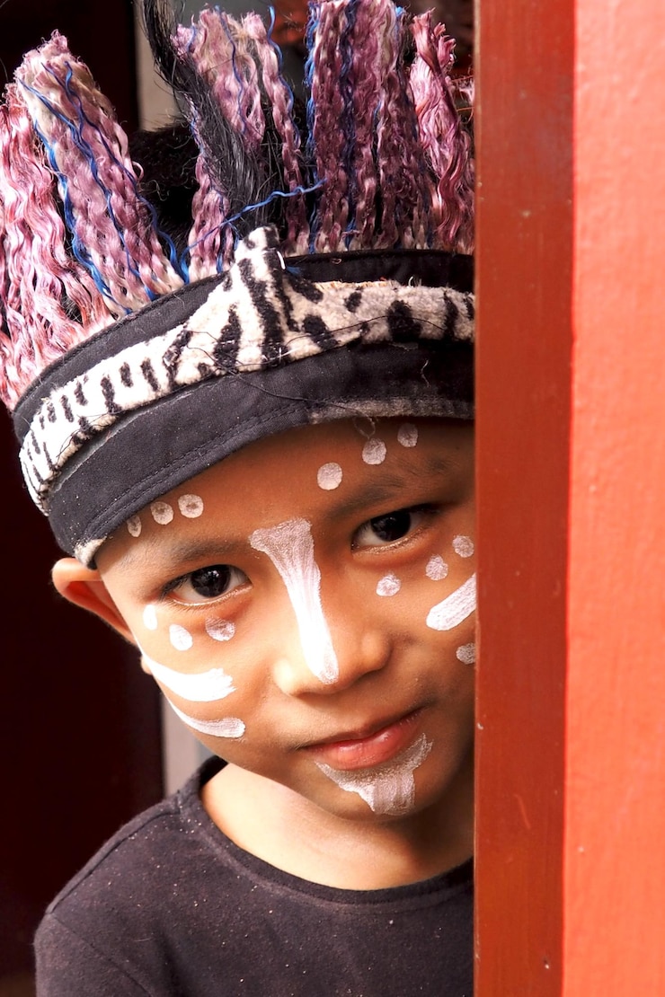 Foto nahaufnahme eines lächelnden jungen mit make-up, der im freien steht