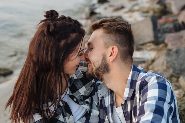 Foto nahaufnahme eines lächelnden jungen paares in liebe küssen