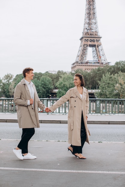 Nahaufnahme eines lächelnden schönen jungen Paares in Paris