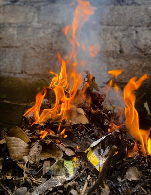 Foto nahaufnahme eines lagerfeuers auf dem feld