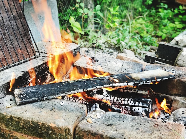 Nahaufnahme eines Lagerfeuers auf einem Grill