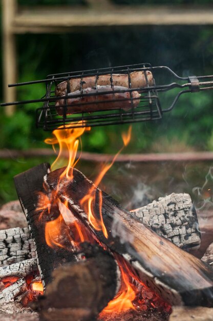 Foto nahaufnahme eines lagerfeuers auf einem grill