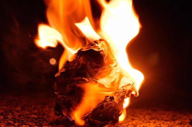 Nahaufnahme eines Lagerfeuers in der Nacht