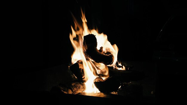 Nahaufnahme eines Lagerfeuers in der Nacht