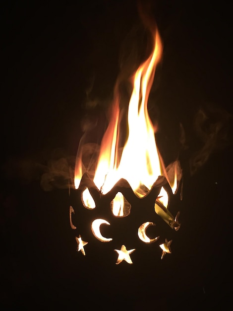 Foto nahaufnahme eines lagerfeuers in der nacht