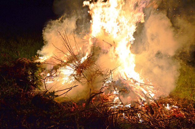 Nahaufnahme eines Lagerfeuers in der Nacht