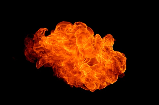 Nahaufnahme eines Lagerfeuers vor schwarzem Hintergrund.