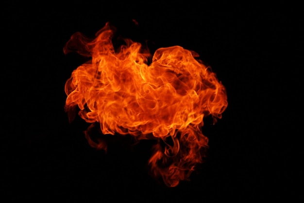 Nahaufnahme eines Lagerfeuers vor schwarzem Hintergrund.