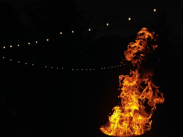 Foto nahaufnahme eines lagerfeuers vor schwarzem hintergrund