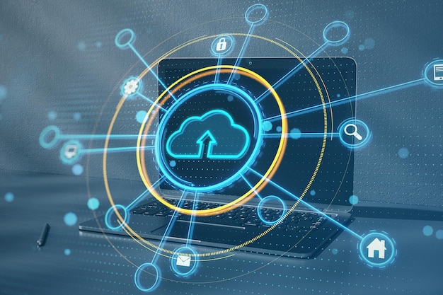 Nahaufnahme eines Laptop-Computers auf dem Desktop mit leuchtendem Cloud-Computing-Hologramm auf verschwommenem Hintergrund. Datenspeicherung und Datenbankkonzept. Doppelbelichtung