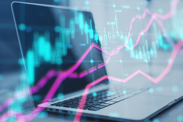 Nahaufnahme eines Laptops am Arbeitsplatz mit glühendem Forex-Indexdiagramm mit Raster auf verschwommenem Hintergrund Marktfinanzierung und Online-Handelskonzept Doppelte Exposition