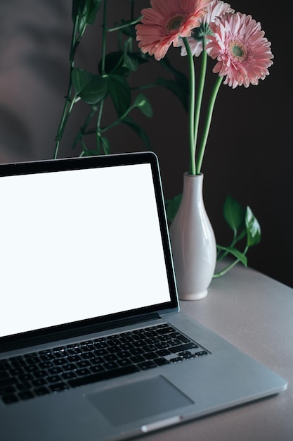 Nahaufnahme eines Laptops auf dem Tisch