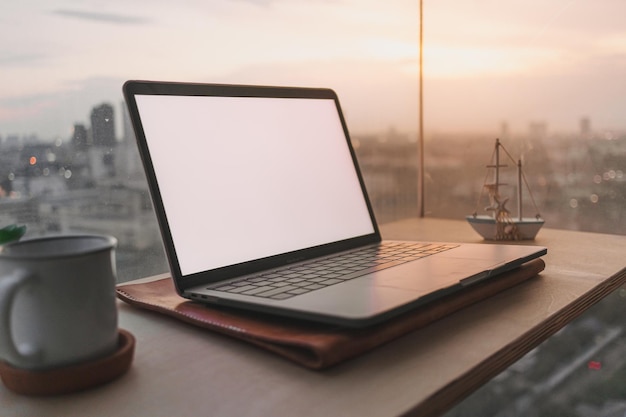 Nahaufnahme eines Laptops auf dem Tisch