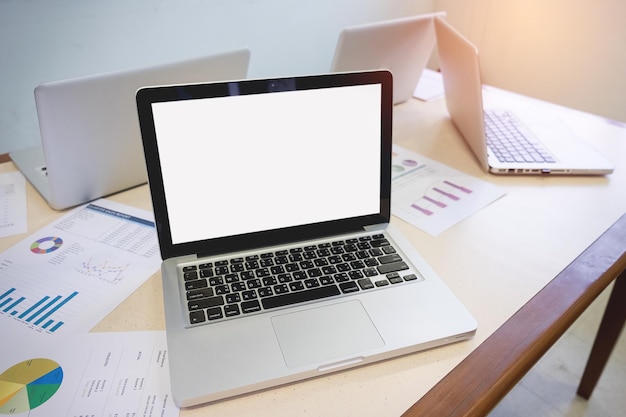 Nahaufnahme eines Laptops auf dem Tisch