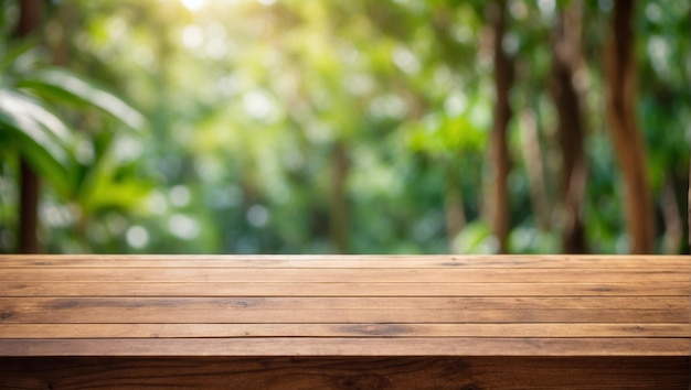 Nahaufnahme eines leeren Holzschreibtisches mit verschwommenem Hintergrund des tropischen Waldes