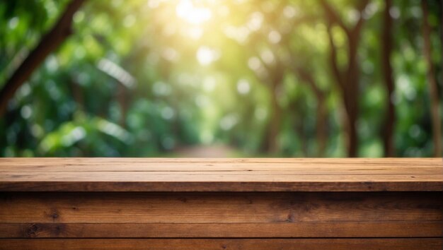 Nahaufnahme eines leeren Holzschreibtisches mit verschwommenem Hintergrund des tropischen Waldes