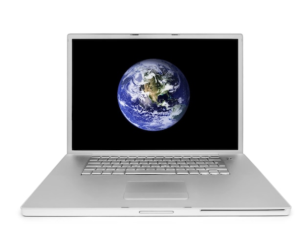 Nahaufnahme eines leeren Laptops vor weißem Hintergrund