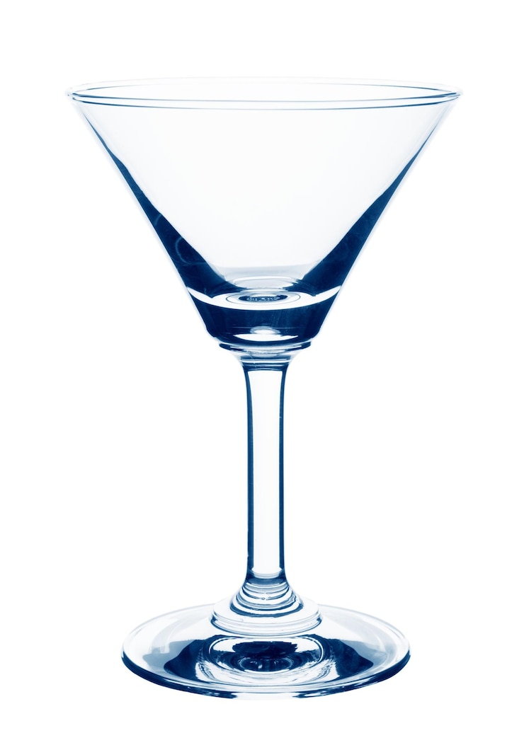Foto nahaufnahme eines leeren martini-glases vor weißem hintergrund