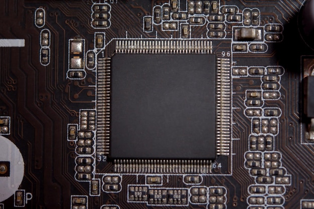 Nahaufnahme eines leeren Mikrochips auf einer elektronischen Leiterplatte