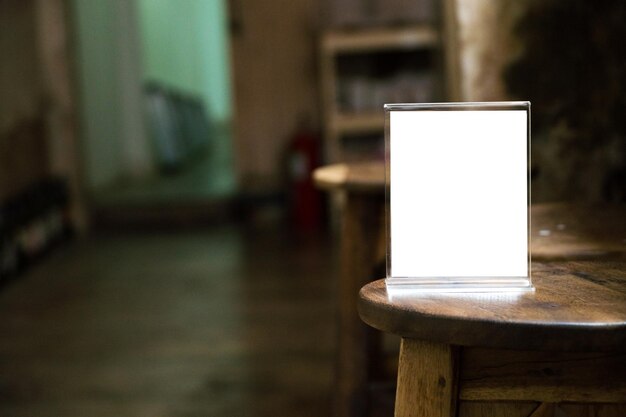 Foto nahaufnahme eines leeren plakats auf dem tisch im café