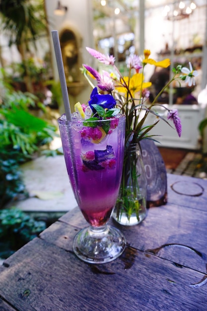 Nahaufnahme eines lila Getränks in einem Glas auf dem Tisch
