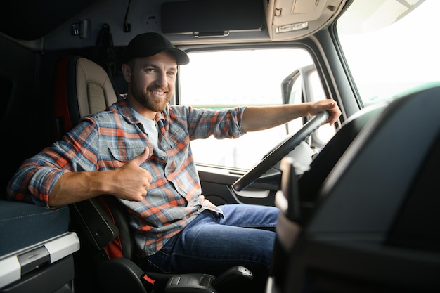 Nahaufnahme eines LKW-Fahrers hinter dem Lenkrad. Kopierraum