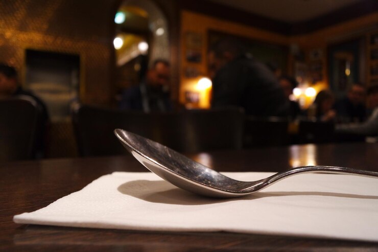Foto nahaufnahme eines löffels auf dem tisch in einem restaurant