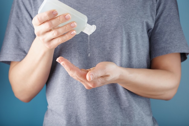 Nahaufnahme eines Mädchens, das ein Desinfektionsgel in ihren Händen hält. Antiseptische Behandlung der Hände von Bakterien Sanitizer.