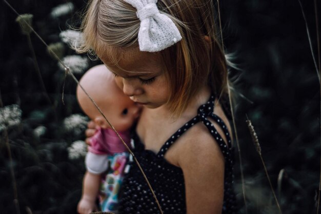 Nahaufnahme eines Mädchens, das eine Puppe hält