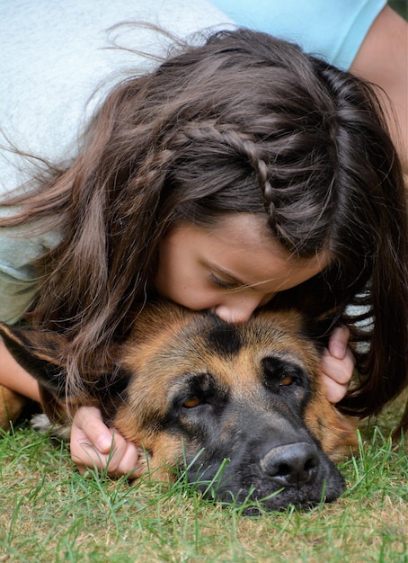 Nahaufnahme eines Mädchens, das einen Hund umarmt