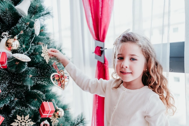 Nahaufnahme eines Mädchens, das einen Weihnachtsbaum schmückt