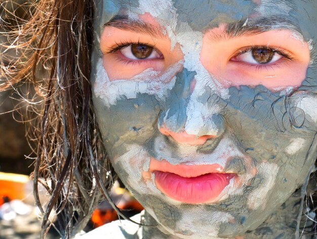 Foto nahaufnahme eines mädchens mit gesichtsmaske auf dem gesicht