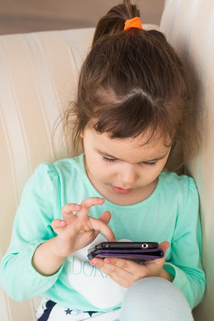 Nahaufnahme eines Mädchens mit Mobiltelefon